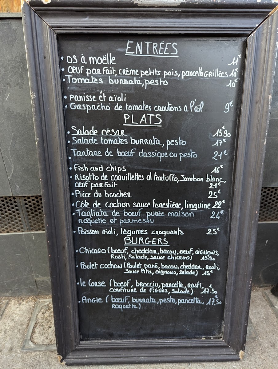 Ardoise du Cosy posée en façade, plats à la craie blanche, dans la rue Centrale de Briançon.
